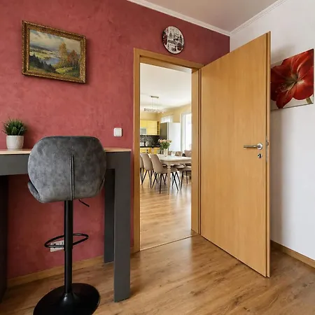 Family - Sunny Terrace - 3 Bedrooms - Parking Apartament Mariańskie Łaźnie
